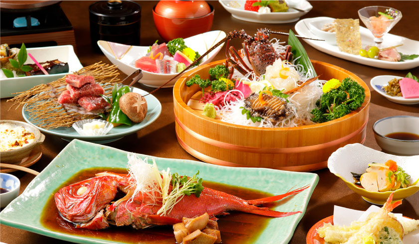 金目鯛煮付け、伊勢エビ活造りなどを含むふじまのコース料理全景